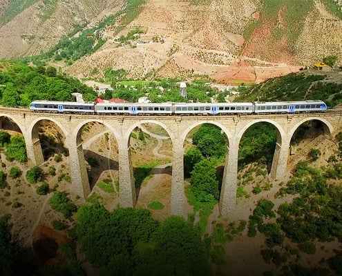 Traverser les montagnes d'Alborz en train privé