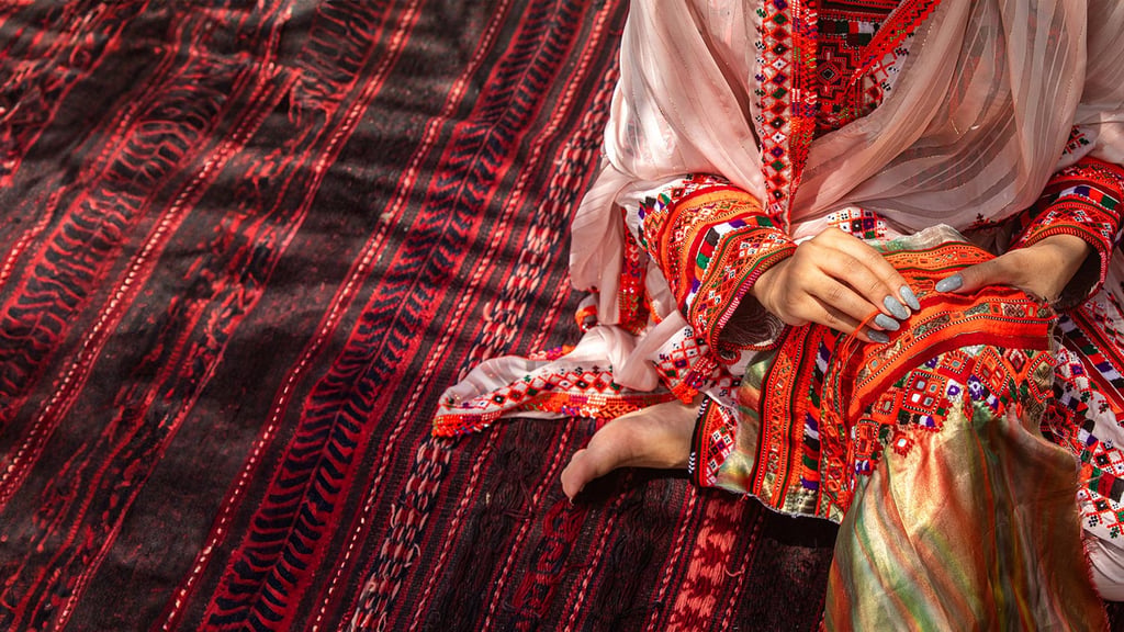 Chabahar Travel Guide 3 Witness The Intricate Needlework Of Suzandoozi, A Craft Passed Down Through Generations.