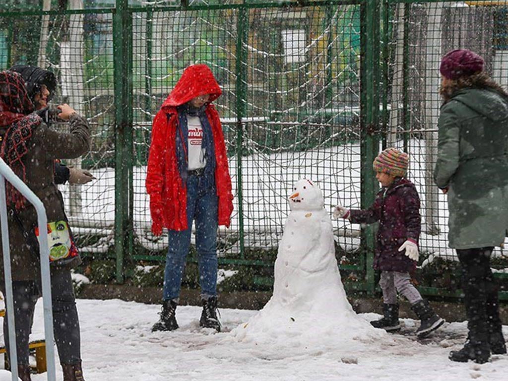 First Snow Of Winter Arrives In Tehran First Snow Of Winter Arrives In Tehran