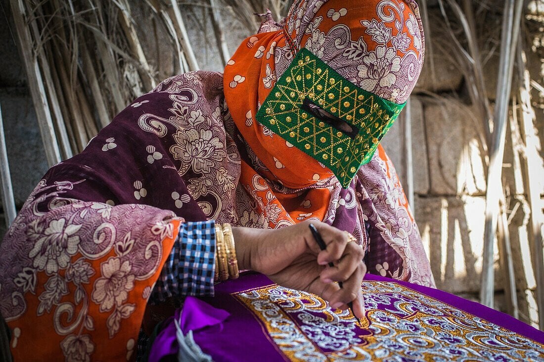 Bandari Frau Mit Maske Am Persischen Golf, Iran, Asien Bandari Frau Mit Maske Am Persischen Golf, Iran, Asien