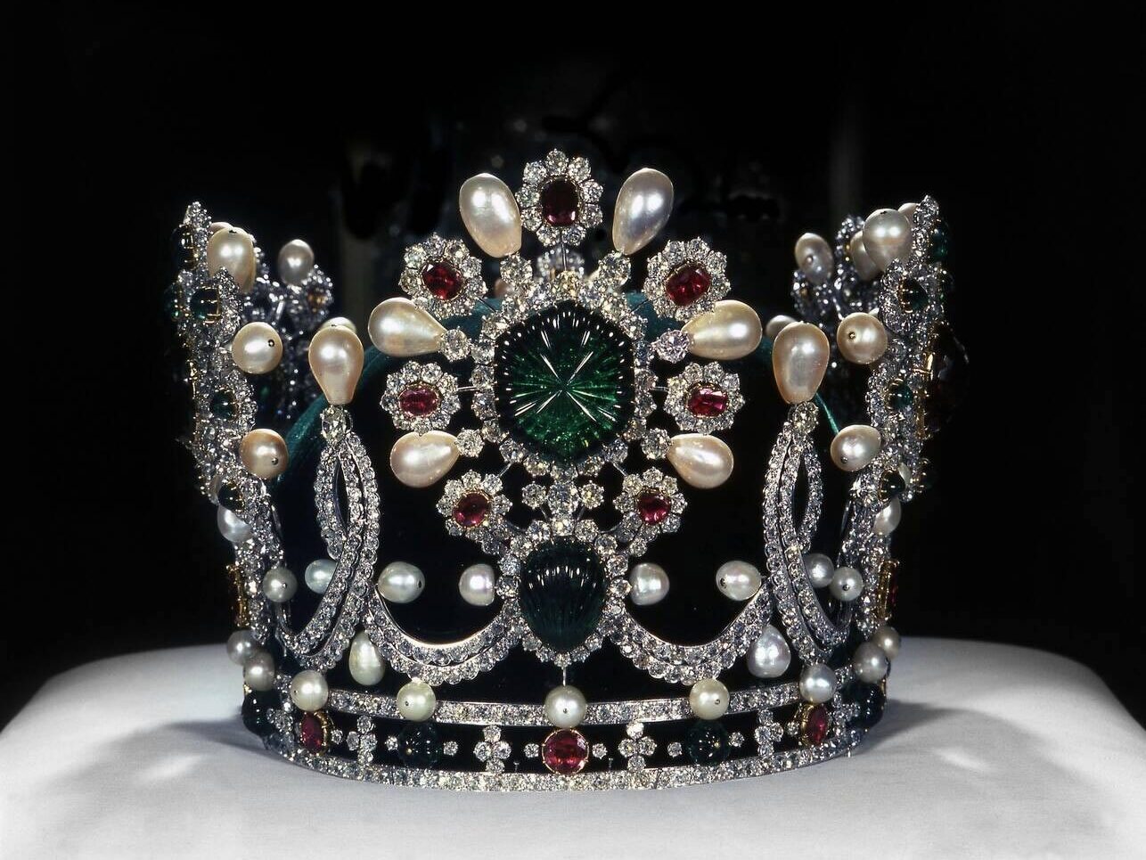 Empress Farah Crown At The The National Jewelry Treasury Empress Farah Crown At The The National Jewelry Treasury