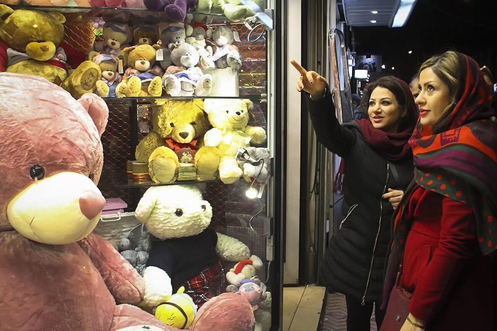 Lovers in Iran – How Iranians Celebrate Valentine’s Day?