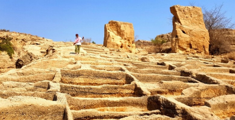 Siraf Cemetery In Bushehr: Ancient Iranian Heritage 9 Lir Valley Tombs