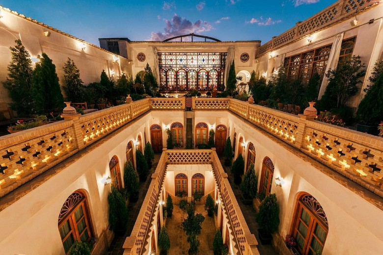 Best Time To Visit Isfahan: A Complete Guide For Travelers 16 Ghasr Monshi Hotel Isfahan