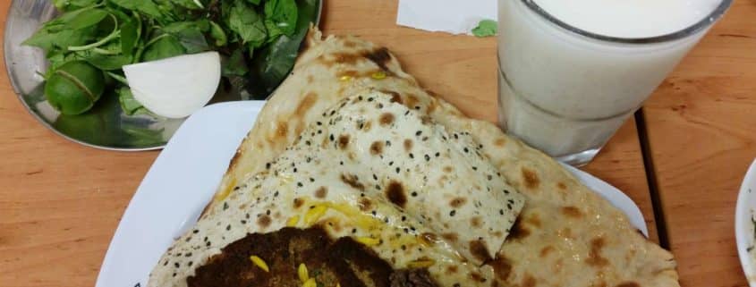 Biryani en persan signifie griller ou frire. Biryani (en tant que plat, prononcé ber-you-nee) est un aliment traditionnel d'Ispahani, fabriqué et servi uniquement à Ispahan.