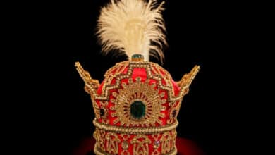 Iran'S Treasury Of National Jewels: A Visitor'S Guide 8 Pahlavi Crown, Shown In Treasury Of National Jewels