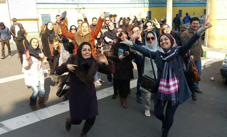 Becoming An Iranian Tour Guide: Student Challenges 1 Hundreds Of Iranian Students Take The Final Exams To Become Licensed Tour Guide