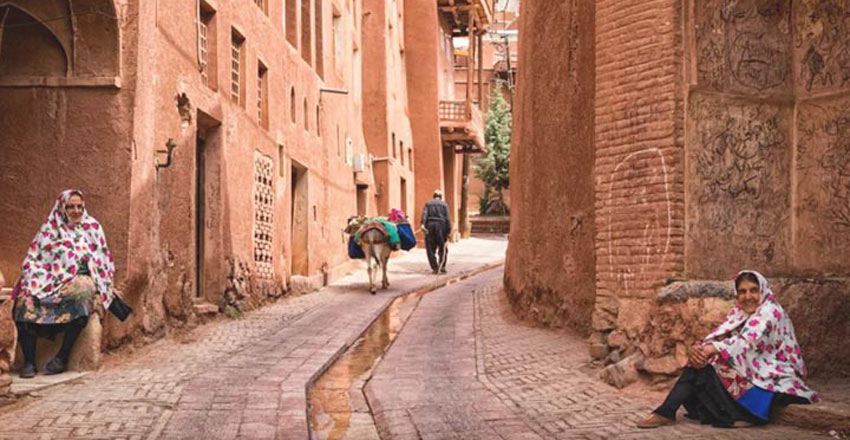 Traditional Persian Clothing: From Historical Attire To Modern Adaptations 10 Abyaneh Traditional Clothing