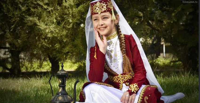 Traditional Persian Clothing: From Historical Attire To Modern Adaptations 12 Azari Traditional Clothing