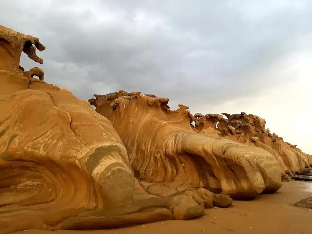 Maksar Beach is located on the route from Bandar-e Maqam to Parsian. The entire coastline is composed of eroded sandstone rocks, creating a beautiful panorama that resembles large stone sculptures.