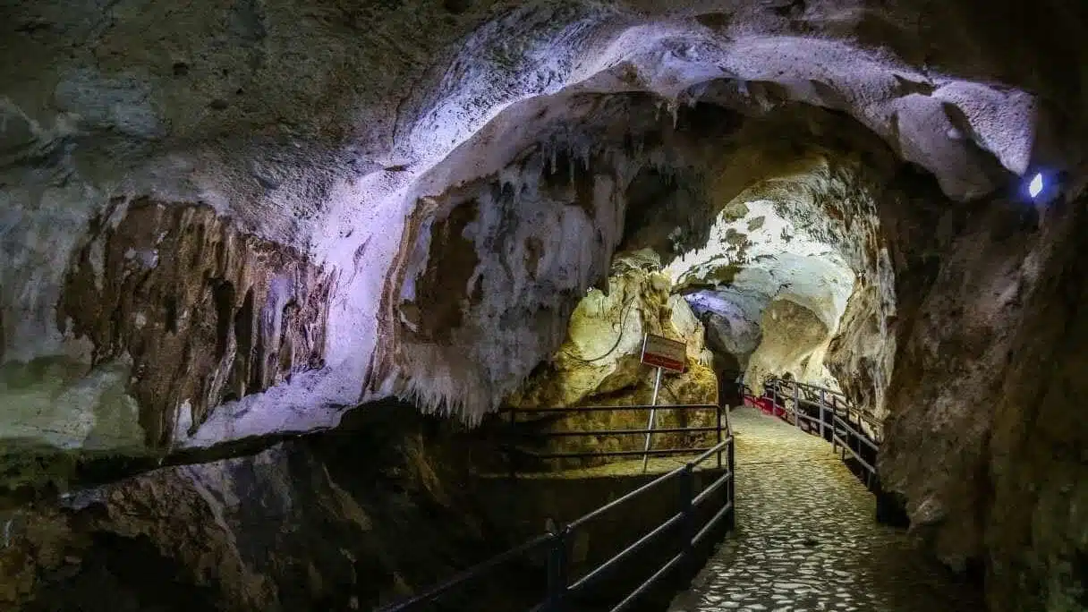 Quri Qaleh Cave