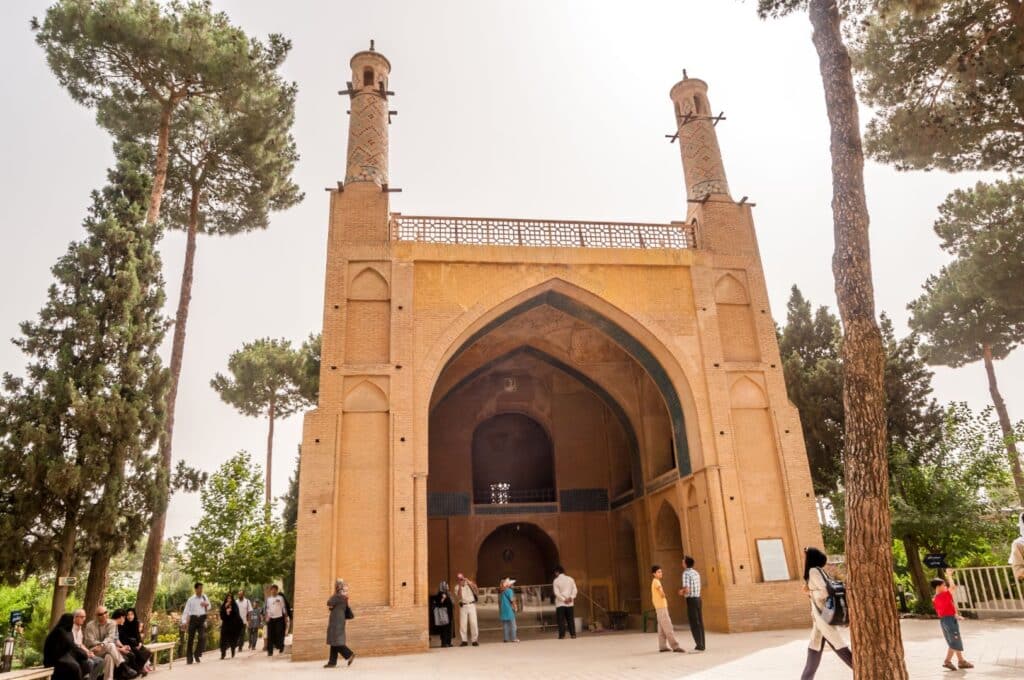 Monar Jonban – The Shaking Minarets of Isfahan