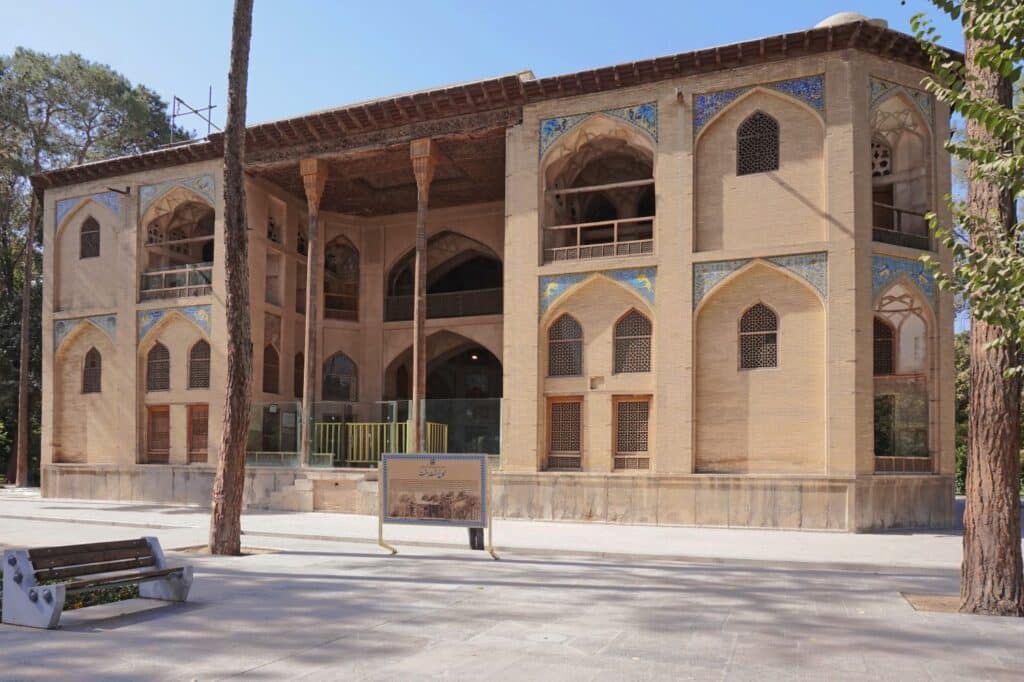 Hasht Behesht Palace In Isfahan 2 Hasht Behesht Palace Isfahan Iran By Wikipedia 1 - Hasht Behesht Palace In Isfahan
