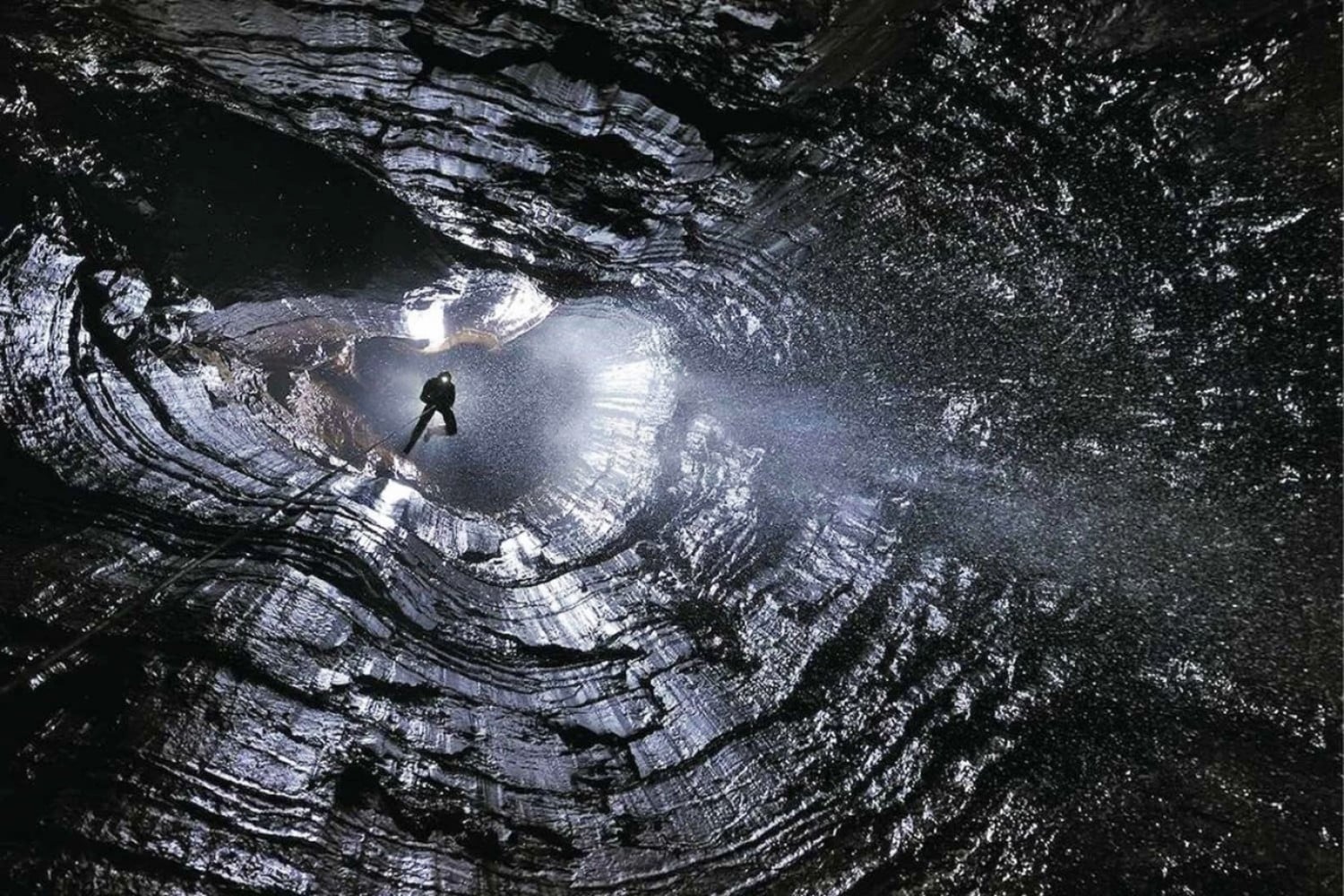Бездна картинки. Гуфр Берже. Робби Шон пещерный фотограф. Пропасть в бездну. Бездна пещера.