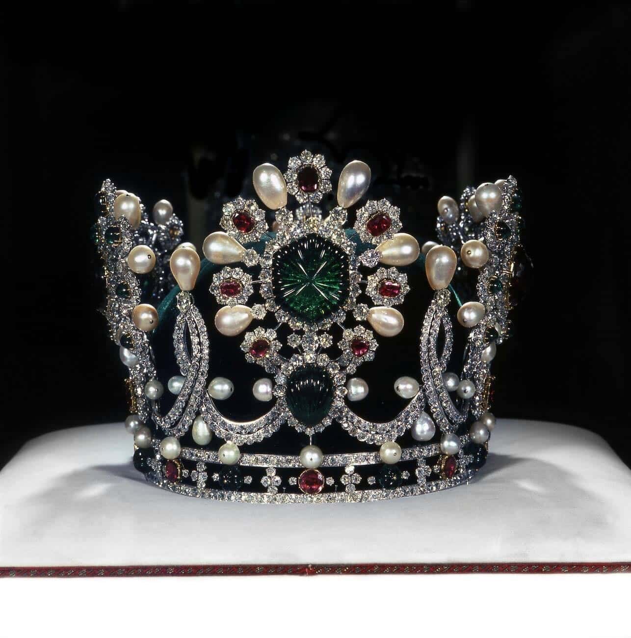 Empress Farah Crown At The The National Jewelry Treasury Empress Farah Crown At The The National Jewelry Treasury