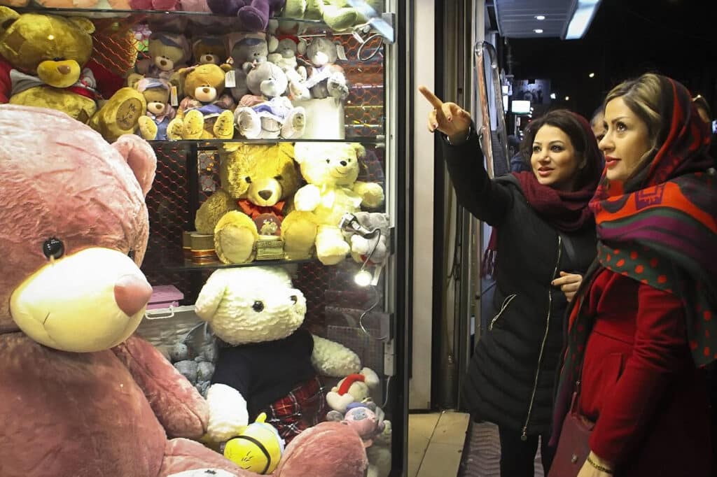Lovers In Iran – How Iranians Celebrate Valentine’s Day? Lovers In Iran – How Iranians Celebrate Valentine’s Day?