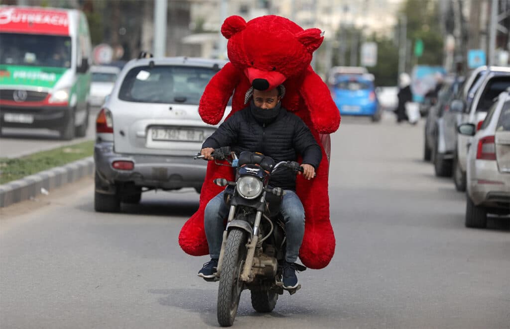 Lovers In Iran – How Iranians Celebrate Valentine’s Day? Lovers In Iran – How Iranians Celebrate Valentine’s Day?