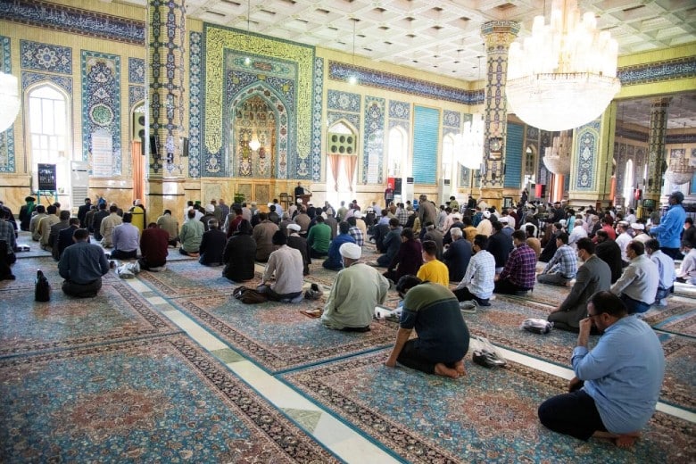 Jamkaran Mosque In Qom 4 Muslims Praying In Jamkaran Mosque