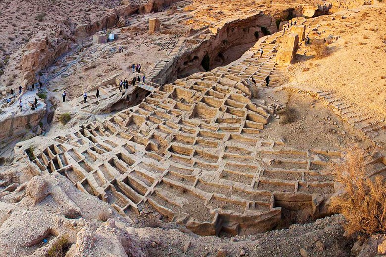 Siraf Cemetery In Bushehr: Ancient Iranian Heritage 7 Different Sections Of Siraf Cemetery