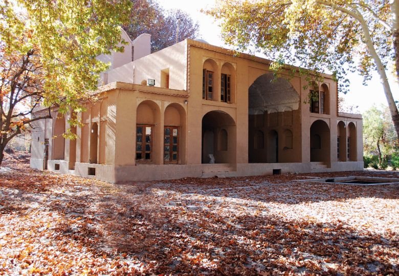Pahlevanpour Garden In Yazd: A Must-Visit Attraction 6 Main Building Of Pahlevanpour Garden In Autumn
