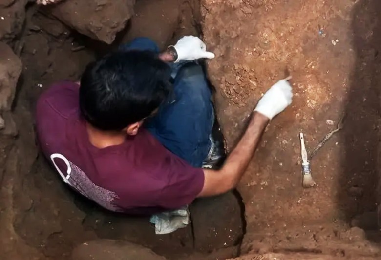 Discovery Of A 180,000-Year-Old Tooth In Qaleh Kord Cave, Qazvin 5 Searching Inside Qaleh Kord Cave, Qazvin