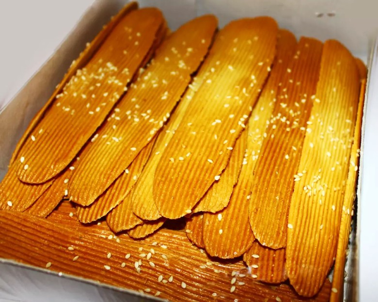 A Guide To Qom Souvenirs: Buy The Best During Your Visit 3 Kasmeh Bread