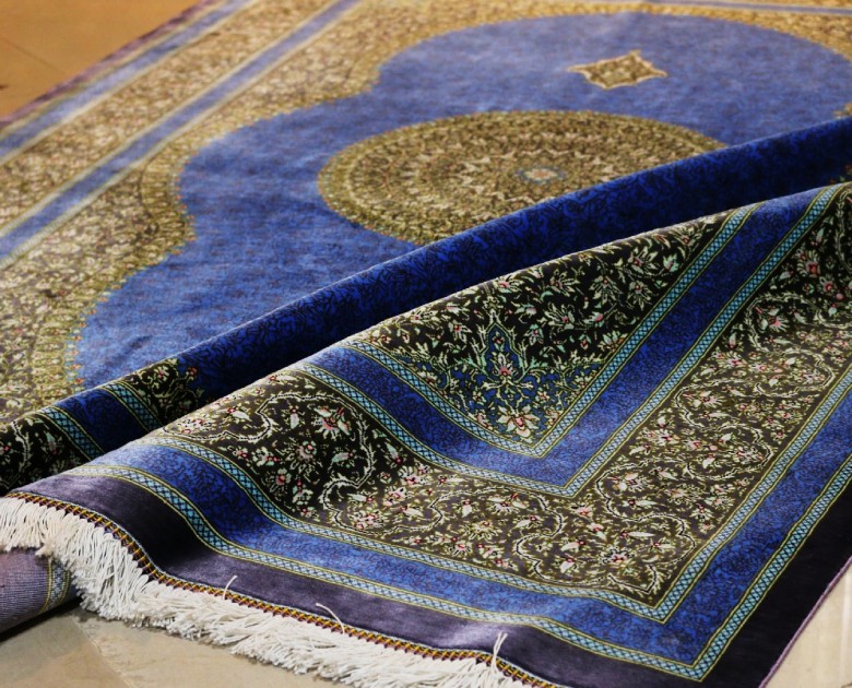 A Guide To Qom Souvenirs: Buy The Best During Your Visit 4 Qom Silk Carpet